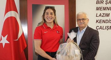 Başkan deveciler şampiyon Yasemin adar yiğit’i ağırladı