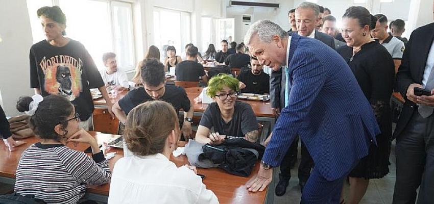 rektor-prof-dr-budaktan-ogrencilere-boyozlu-karsilama.jpg