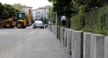 Sıcak asfalt serilen cadde ve sokaklarda yaya kaldırımları yenileniyor