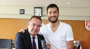 Başkan Böcek yeni yaşını sürpriz kutlamalarla karşıladı