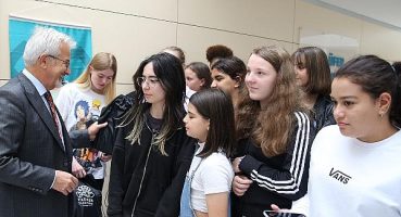 Başkan Erdem kız çocuklarıyla buluştu