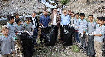 Başkan Öztürk Öğrencilerle Bitlikte Çevre Temizliği Yaptı