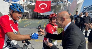 Başkan Soyer’den 350 bininci bisikletli yolcuya sürpriz
