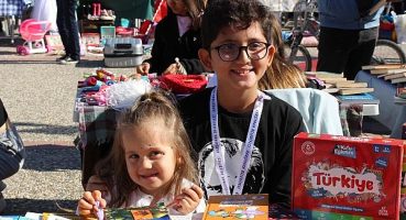 Çocuk ikinci el pazarında oyuncaklar kapışıldı