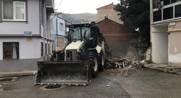 Gemlik’te metruk binalarla mücadele devam ediyor
