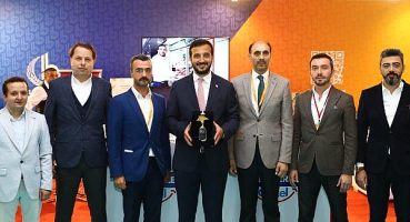 Gençlik ödülü Başkan Özdemir’e verildi