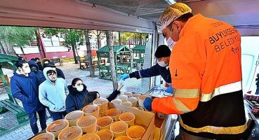 İzmir Demokrasi ve Bakırçay üniversitelerinde de yemek hizmeti başladı