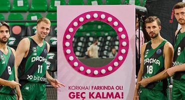 Meme Kanseri Farkındalığı İçin Pembe Ayna Parkede