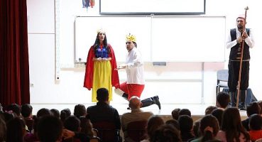 Nevşehir Belediyesi Şehir Tiyatrosu’nun Zelzele Adlı Oyunu Nar’da Sahnelendi