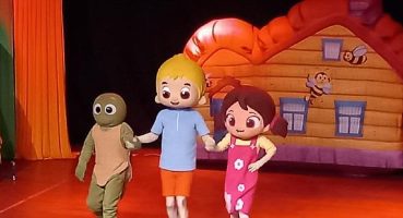 Niloya Cumhuriyet Bayramını Arkadaşlarıyla Doyasıya Kutluyor