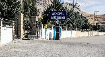 Van Büyükşehir Belediyesi kent genelinde bulunan mezarlıkların tabelalarını yeniledi