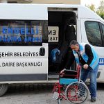 van-buyuksehir-belediyesi-tekerlekli-sandalye-yardimlarini-surduruyor.jpg