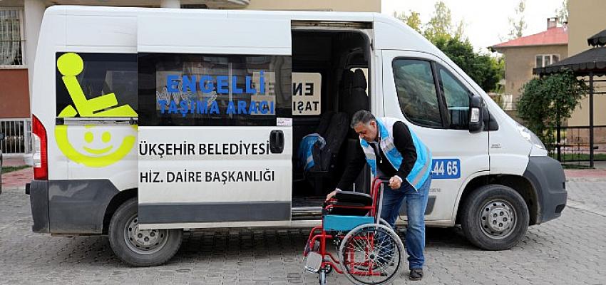 van-buyuksehir-belediyesi-tekerlekli-sandalye-yardimlarini-surduruyor.jpg