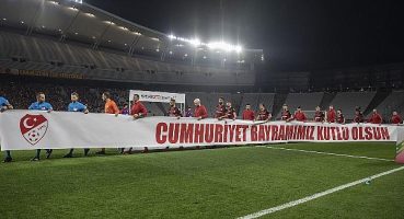 63 maçta futbolcular ve hakemler sahaya ‘Cumhuriyet’ pankartıyla çıktı