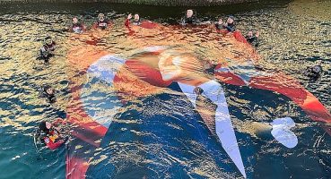 AKUT, Ata’mıza saygı için Dolmabahçe’de daldı