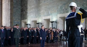 Ali Babacan, Anıtkabir Özel Defteri’ni İmzaladı