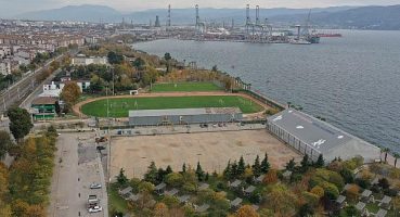 Alparslan Türkeş Spor Kompleksi’nde sahanın mıcır dolgusu yapılıyor