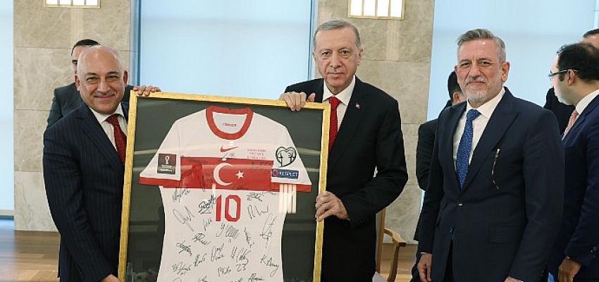 cumhurbaskani-erdogan-tff-baskani-mehmet-buyukeksiyi-kabul-etti.jpg