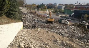 D-100 güney yan yolda kaldırım ve otokorkuluklar yapıldı