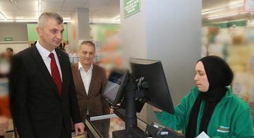 Gölcük Belediye Başkanı Ali Yıldırım Sezer, Kavaklı Mahallesi’nde hizmete giren Tarım Kredi Kooperatif Marketleri’nin açılışına katıldı