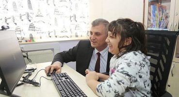 Gölcük Belediye Başkanı Ali Yıldırım Sezer, Rotterdam İlkokulu bilgisayar sınıfı açılışında öğrencilerle yakından ilgilendi