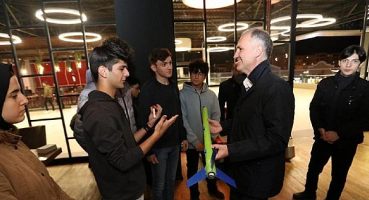 İnegöl Belediye Başkanı Alper Taban Gençlerle Sinemada Buluşup Mesaj Verdi: “Başımıza İcat Çıkarın”