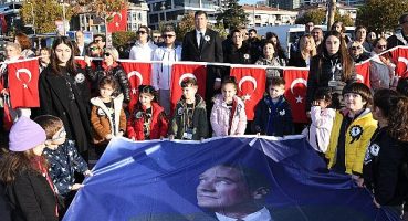 Kadıköy’de 9’u 5 Geçe Ata’ya Saygı Zinciri Oluşturuldu