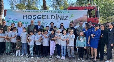 Kemer Belediye Başkanı Necati Topaloğlu çocuklarla fidan dikti