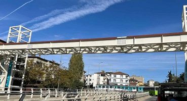 Kocaeli Darıca Okul Yolu Caddesinde yaya üstgeçidinin tabliye montajı yapıldı