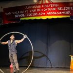 van-buyuksehir-belediyesinden-cocuklara-akrobasi-gosterisi.jpg