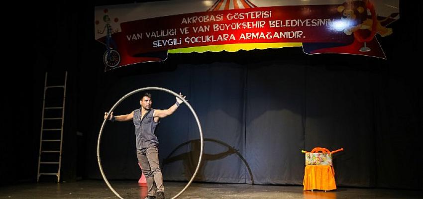 van-buyuksehir-belediyesinden-cocuklara-akrobasi-gosterisi.jpg
