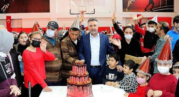 Bayraklı’da engeller “sevgiyle” aşıldı