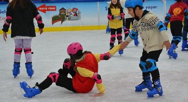 Çocukların Kış Eğlencesi Ahmet Çalık Buz Pateni Pisti