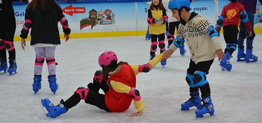 cocuklarin-kis-eglencesi-ahmet-calik-buz-pateni-pisti.jpg