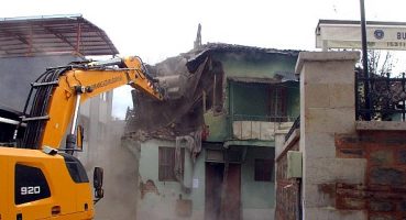 Tehlike Saçan Metruk Binalar Yıkılıyor