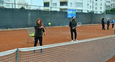 Yenişehirli kadınlar çay saatinde tenis öğreniyor