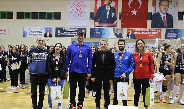 burhaniye-belediyesi-100-yil-cumhuriyet-voleybol-turnuvasinin-odul-toreni-yapildi.jpg