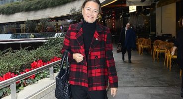 Demet Akbağ dostlarıyla Kanyon'da görüntülendi