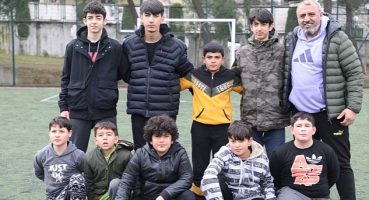 Depremzede çocuklar futbol oynayarak moral depoluyor
