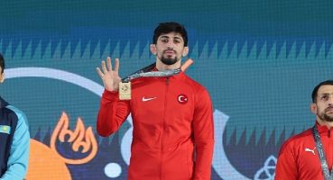 Madalyasını depremzedelere bağışladı