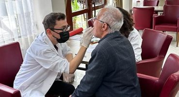 Egeli Gönüllü Diş Hekimleri depremzedelerin ağız ve diş bakımlarını yaptı