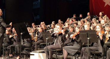 Gençlik orkestramız şehitler için sahnede