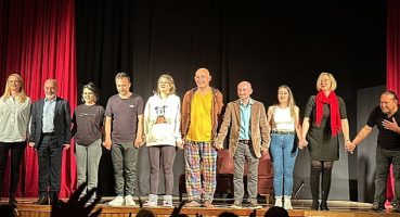 ''Haybeden Gerçeküstü Aşk'' Foçalı Tiyatroseverleri Güldürdü