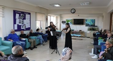 Halil Akyüz Huzurevi sakinlerine keman ziyafeti