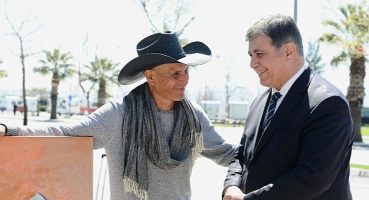 Meksikalı Roberto Depremdeki İzlenimlerini Karşıyaka'da Resmetti