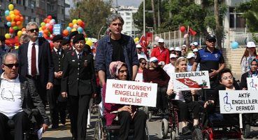 Antalya caddelerinde ENFEST coşkusu