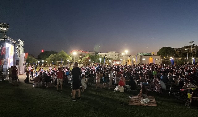 aydin-buyuksehir-belediyesinin-duzenledigi-acik-hava-sinemalarina-vatandaslardan-yogun-ilgi.jpg