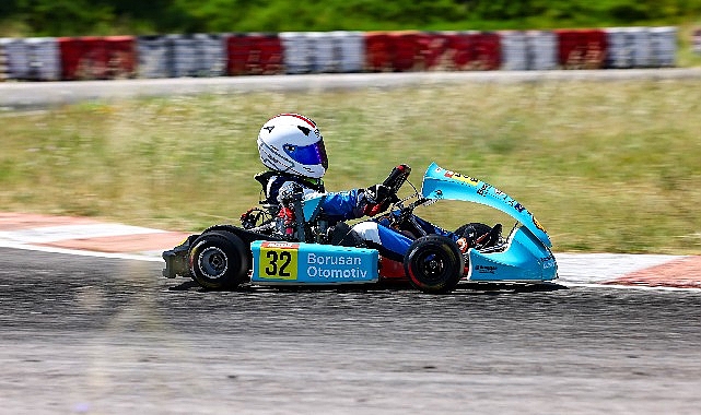 bom-karting-icin-izmitte-podyum-sirasi.jpg
