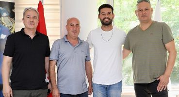 Burhaniye Belediyespor, gol kralı ile yola devam ediyor