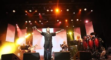 Emre Altuğ'un Coşkulu Performansı ile Festival Maratonu Başladı